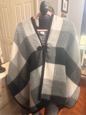 Plaid Toggle Poncho in Buffalo plaid Black, Gray & Cream
